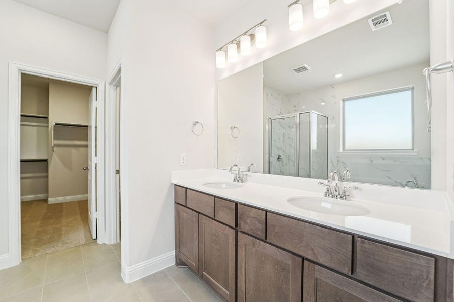 Furnished interior view inside a new home in Evergreen 40', Conroe (Image 7).