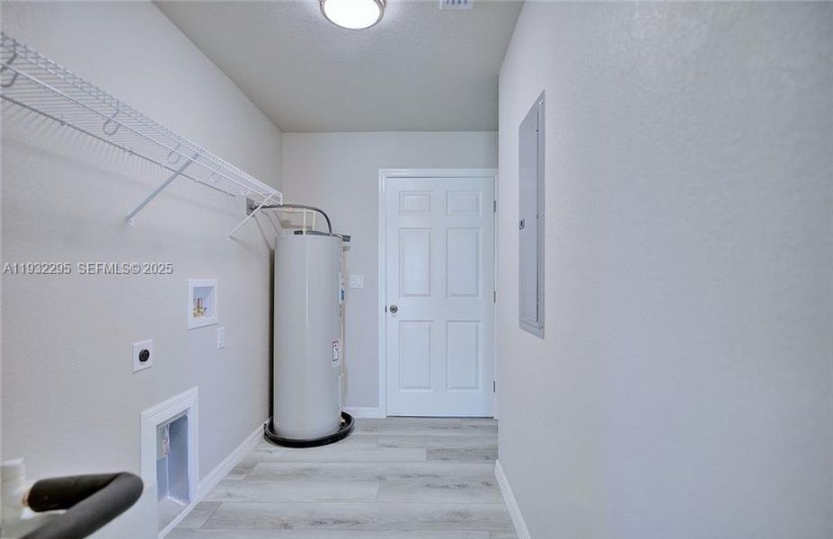 Spacious, unfurnished interior of a new home in , Avon Park (Image 14).