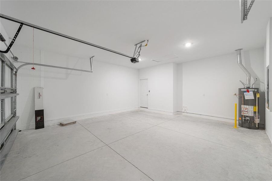 Spacious, unfurnished interior of a new home in Calesa Township, Ocala (Image 38).