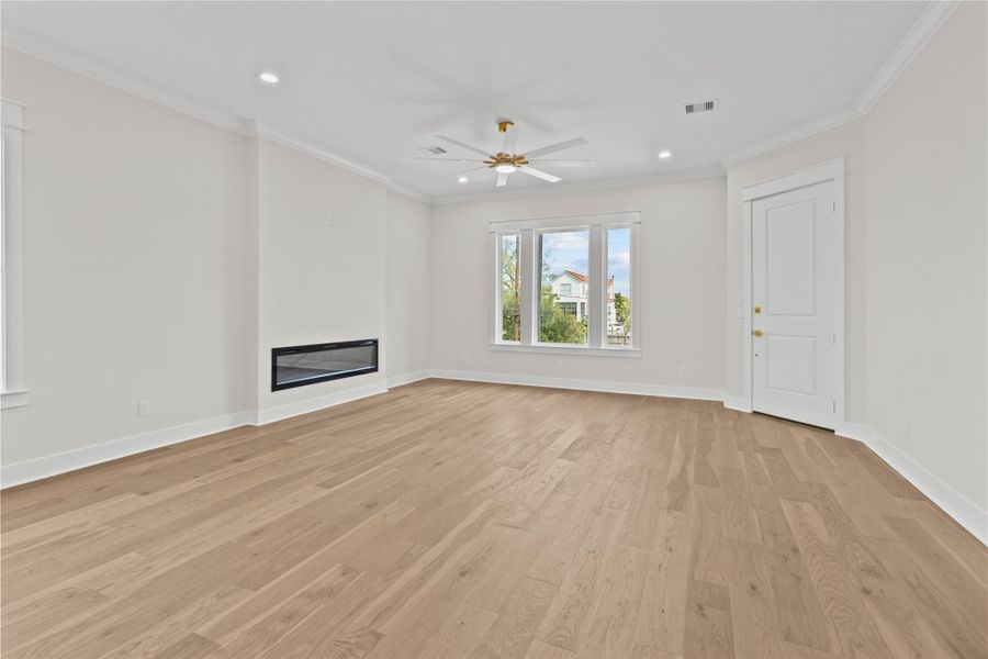 Spacious, unfurnished interior of a new home in , Kemah (Image 24).