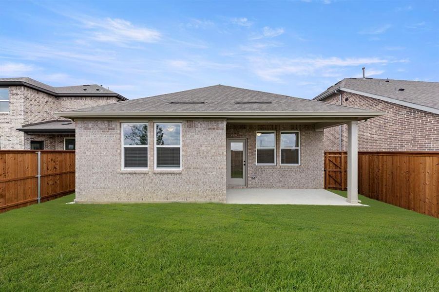 Exterior details and patio area of a home in Creekview Fossil Ridge, Pilot Point (Image 4).