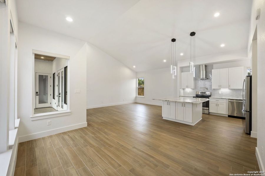 Spacious, unfurnished interior of a new home in , Blanco (Image 30).