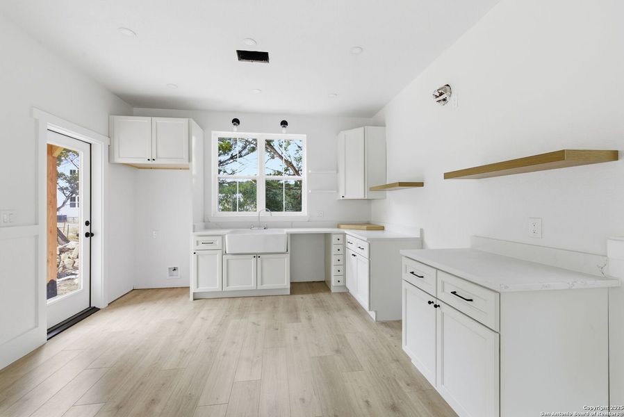 Furnished interior view inside a new home in , Bandera (Image 6).
