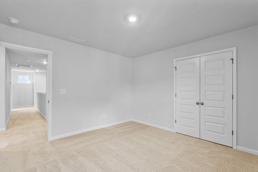 Spacious, unfurnished interior of a new home in Fieldstone, Lexington (Image 36).