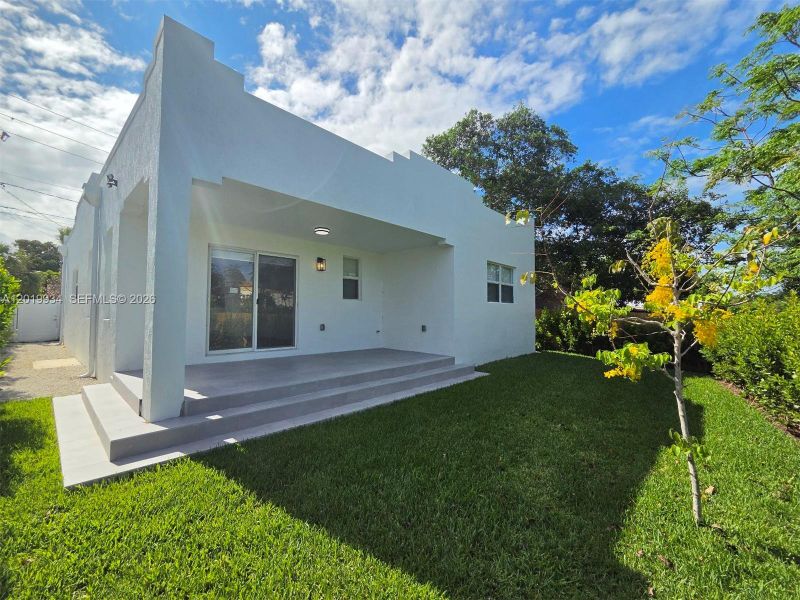 Exterior details and patio area of a home in , West Palm Beach (Image 17).