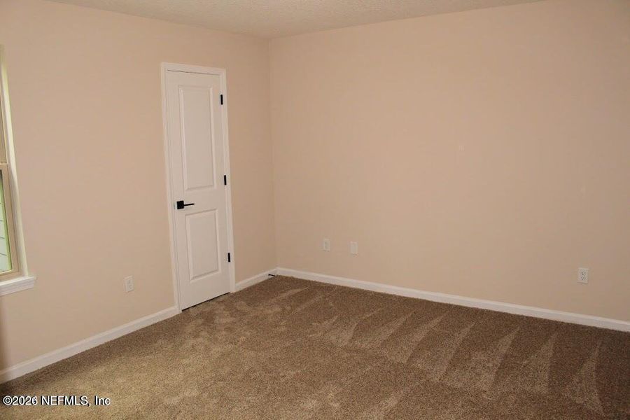 Spacious, unfurnished interior of a new home in , Middleburg (Image 24).