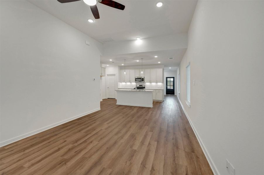Spacious, unfurnished interior of a new home in Lone Star Landing, Montgomery (Image 23).