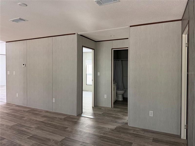 Spacious, unfurnished interior of a new home in , Crystal River (Image 25).