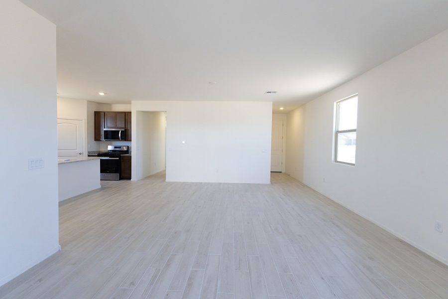 Spacious, unfurnished interior of a new home in Entrada Del Toro at Rancho Sahuarita, Sahuarita (Image 6).