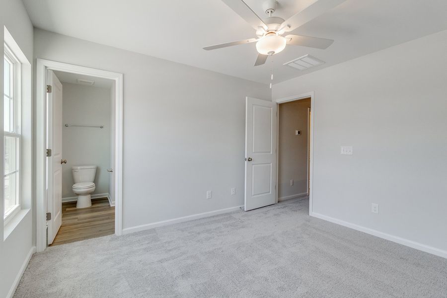 Spacious, unfurnished interior of a new home in Astoria, Columbia (Image 24).
