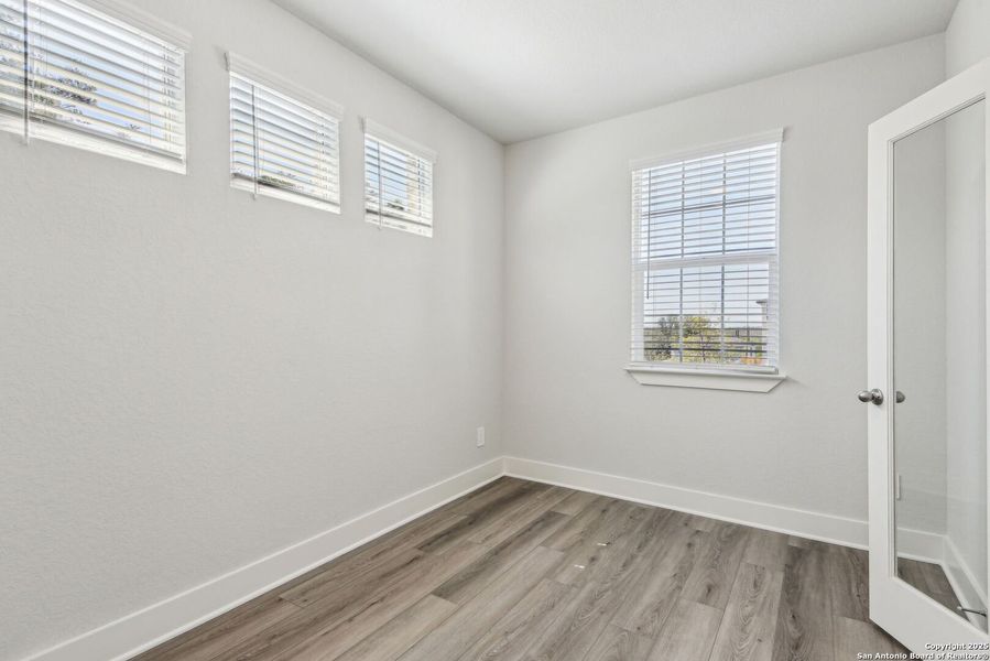 Spacious, unfurnished interior of a new home in Thomas Pond, San Antonio (Image 30).