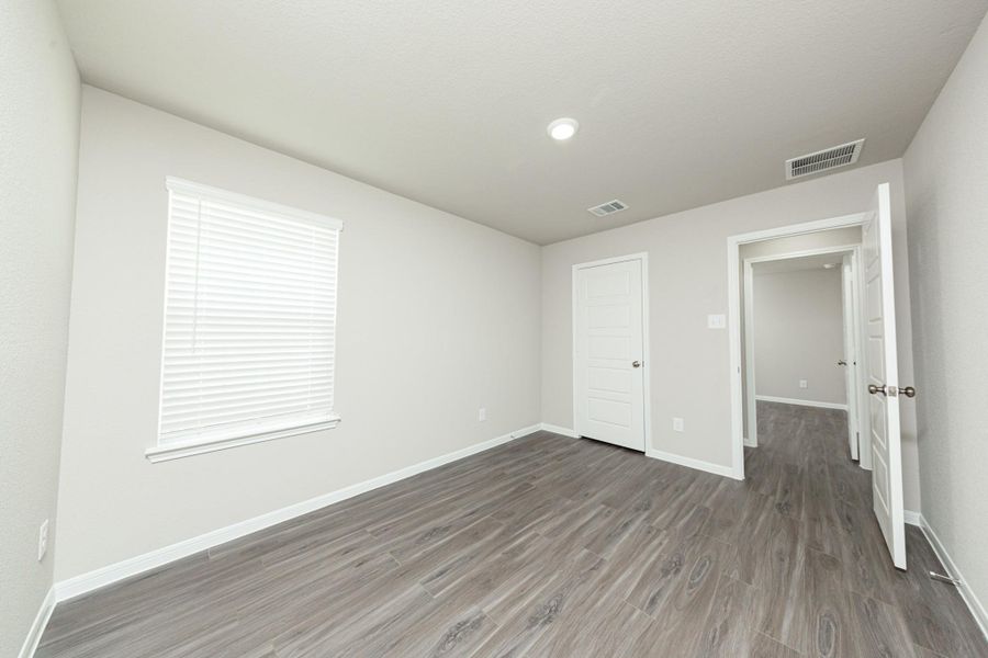 Spacious, unfurnished interior of a new home in Mackenzie Creek, Conroe (Image 12).