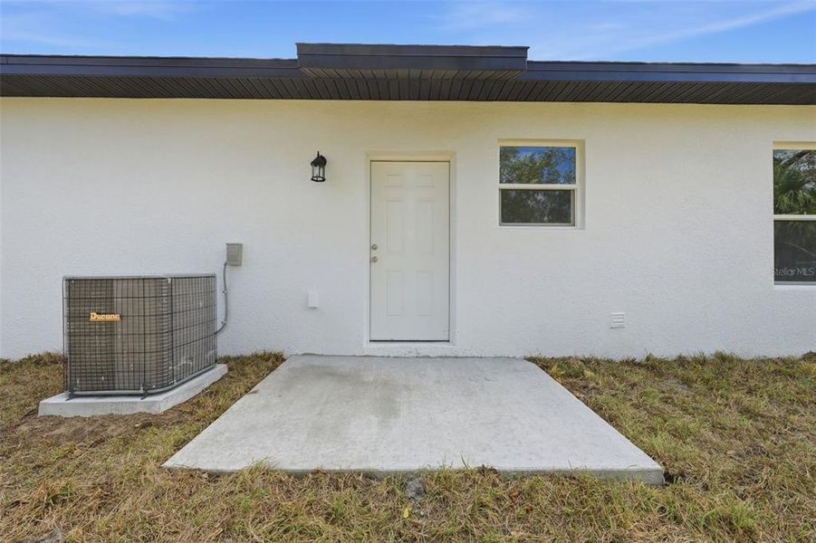 Exterior details and patio area of a home in , Haines City (Image 28).