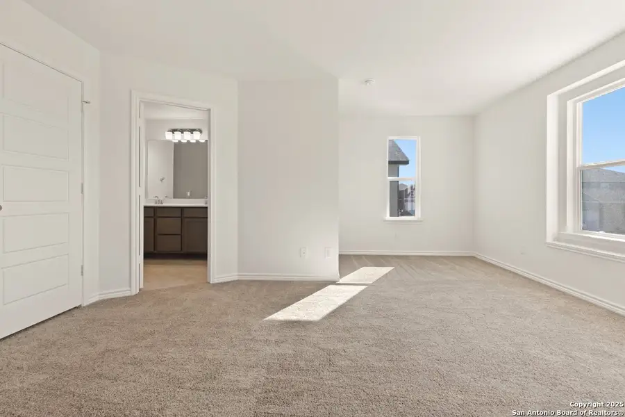 Spacious, unfurnished interior of a new home in , San Antonio (Image 7).