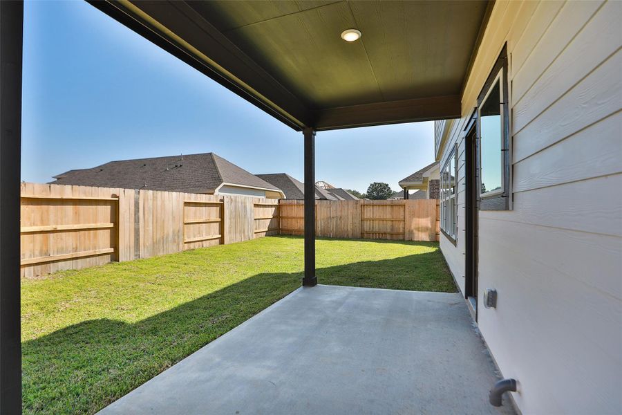 Exterior details and patio area of a home in Ellis Cove, Seabrook (Image 3).