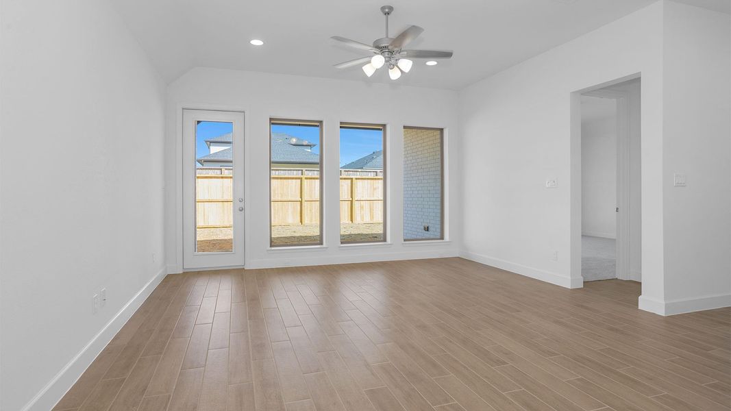 Spacious, unfurnished interior of a new home in Cross Creek West, Fulshear (Image 9).