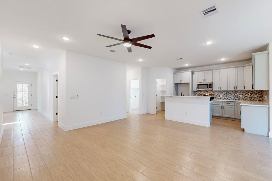 Spacious, unfurnished interior of a new home in , Bastrop (Image 18).