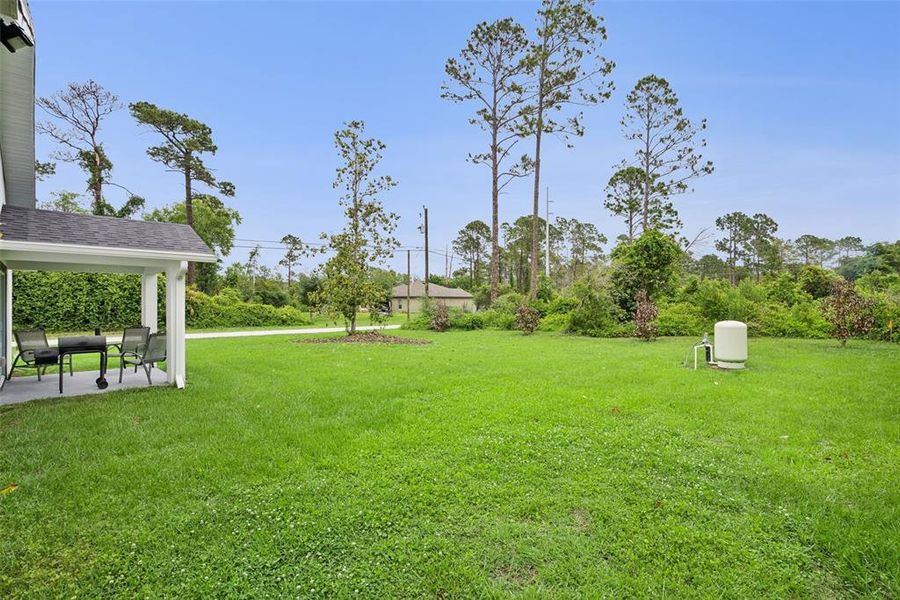 Exterior details and patio area of a home in , Deland (Image 4).