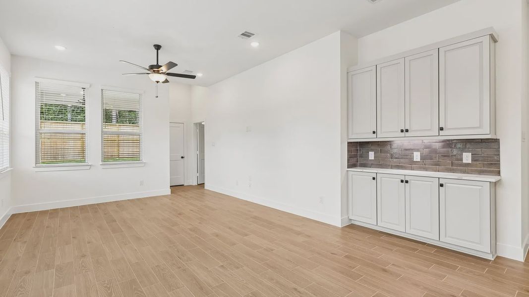 Spacious, unfurnished interior of a new home in Evergreen 40s, Conroe (Image 15).