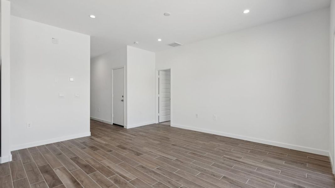 Spacious, unfurnished interior of a new home in Entrada Del Oro, Gold Canyon (Image 12).