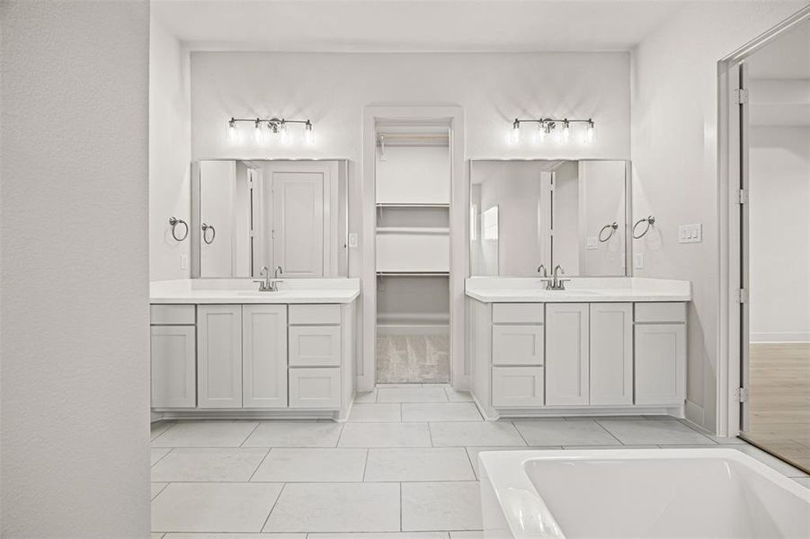 Furnished interior view inside a new home in Tuscan Estates (1 Acre Lots), Waxahachie (Image 10).