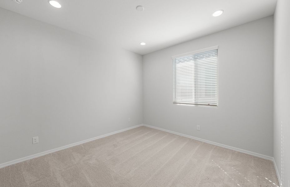 Spacious, unfurnished interior of a new home in Allen Ranches, Litchfield Park (Image 20).