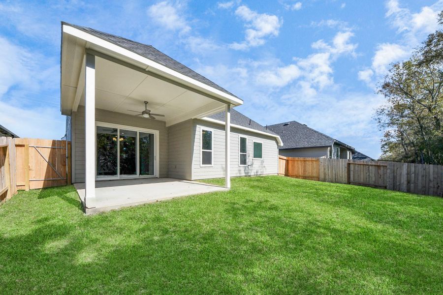 Exterior details and patio area of a home in Lexington Heights, Willis (Image 28).