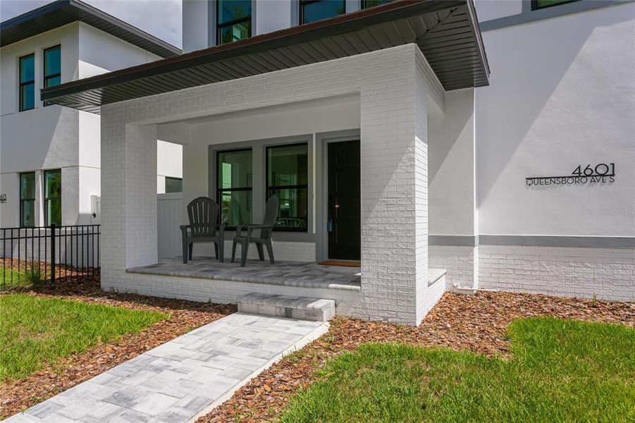 Exterior details and patio area of a home in , St. Petersburg (Image 3).