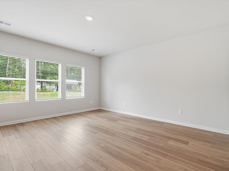 Spacious, unfurnished interior of a new home in Pleasant Brook, Greenville (Image 8).
