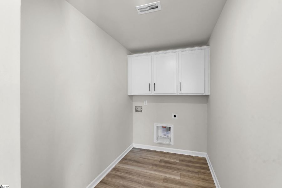 Spacious, unfurnished interior of a new home in Lynbrook, Boiling Springs (Image 23).