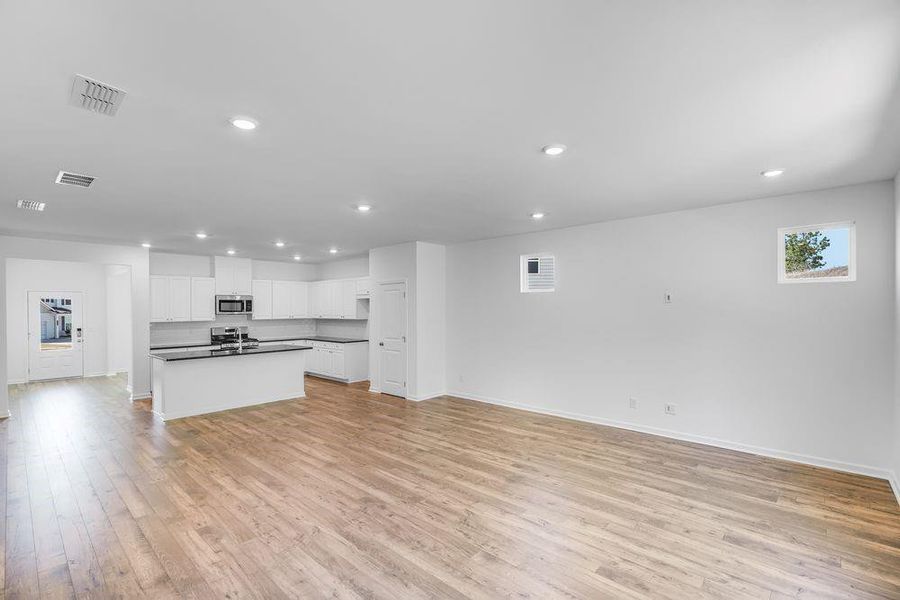 Spacious, unfurnished interior of a new home in Heritage River, Euharlee (Image 20).