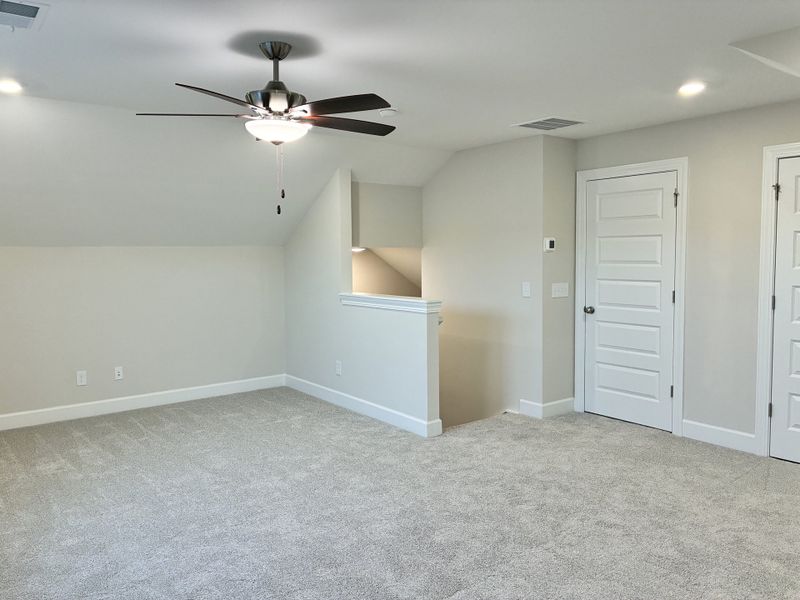 Spacious, unfurnished interior of a new home in Holly Ridge, Greenville (Image 18).