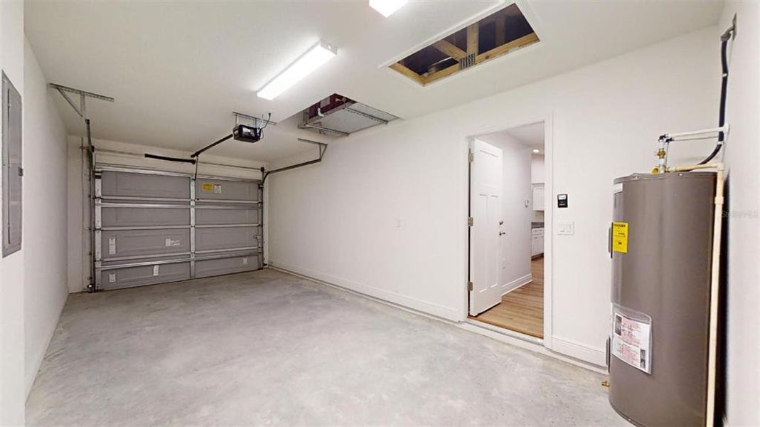 Spacious, unfurnished interior of a new home in , Dunnellon (Image 23).