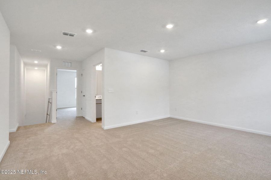 Spacious, unfurnished interior of a new home in Bellbrooke, Jacksonville (Image 20).