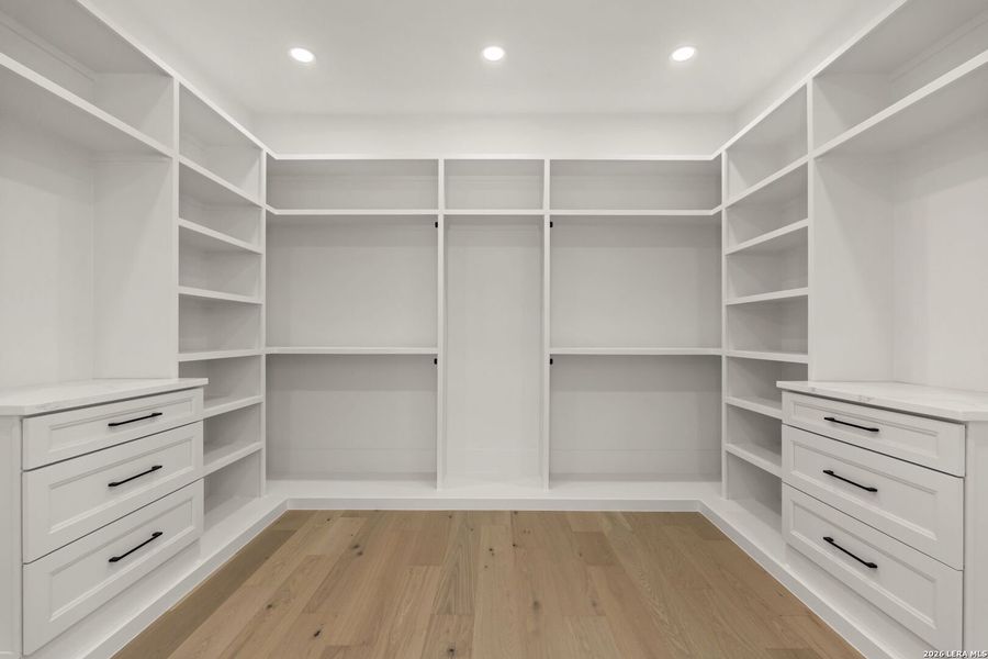 Spacious, unfurnished interior of a new home in , Bandera (Image 26).