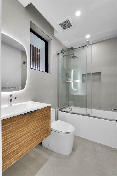 Furnished interior view inside a new home in , Key Biscayne (Image 14).