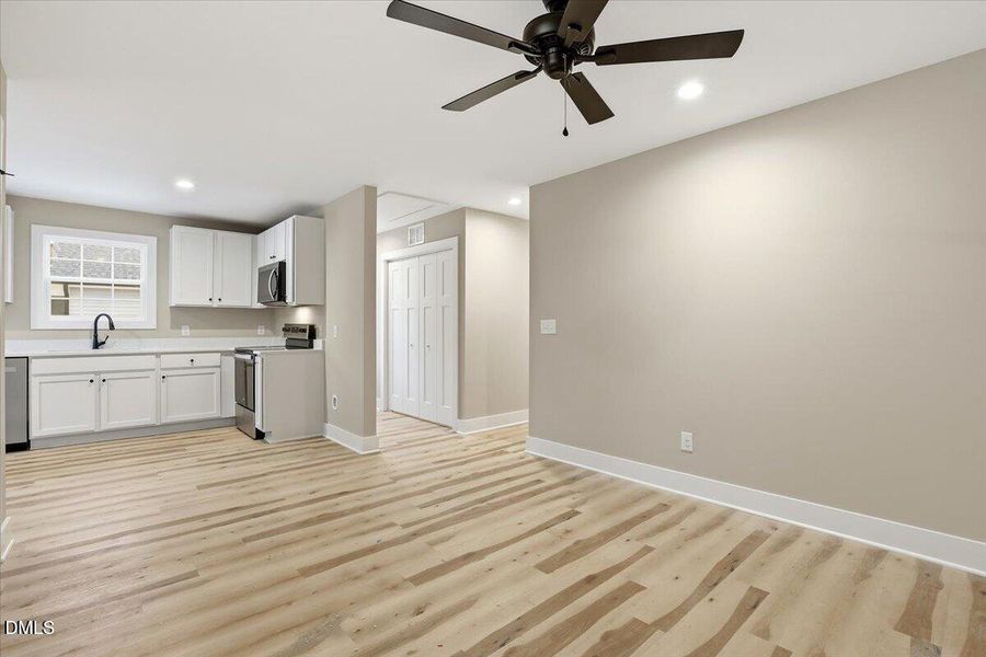 23-402 W James St-23 23-402 W James St-23