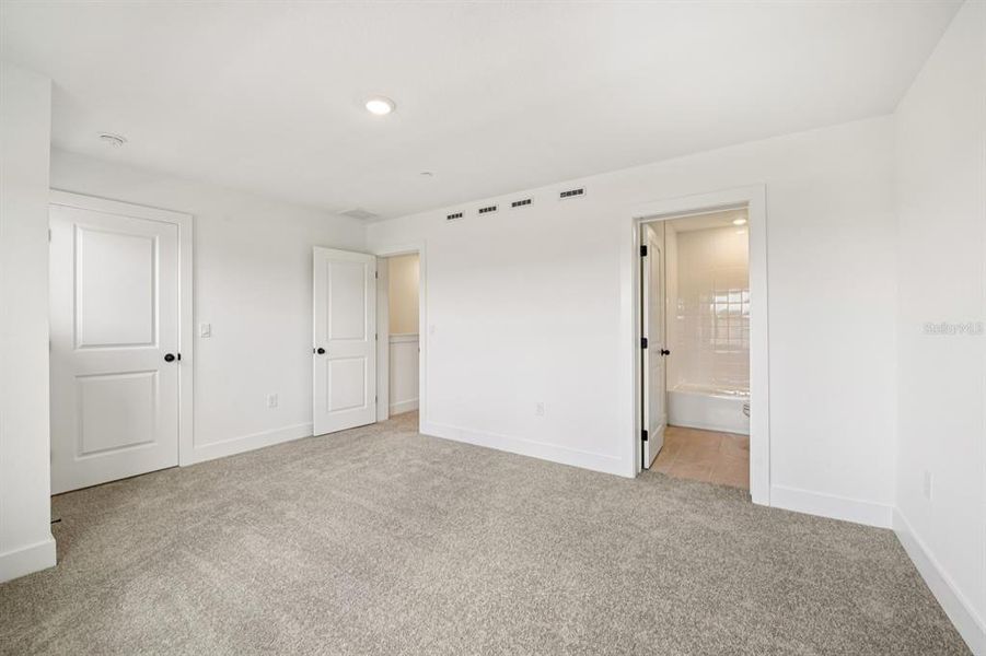 Spacious, unfurnished interior of a new home in Parkview at Hamlin, Winter Garden (Image 30).