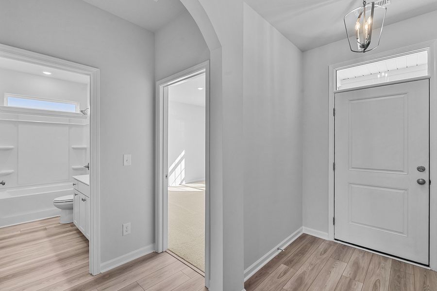 Spacious, unfurnished interior of a new home in Fieldstone, Lexington (Image 16).