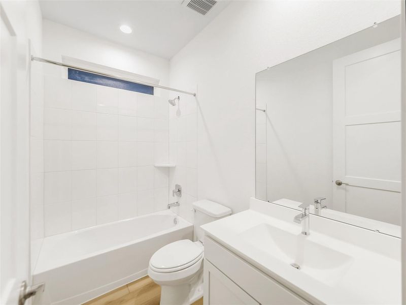 Furnished interior view inside a new home in Silverthorne, Conroe (Image 5). Furnished interior view inside a new home in Silverthorne, Conroe (Image 5).