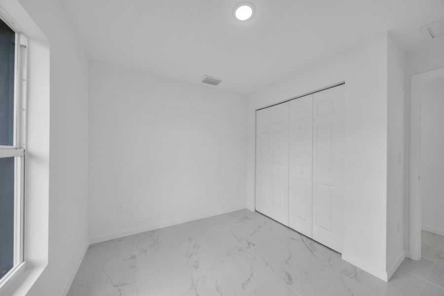 Spacious, unfurnished interior of a new home in , Lehigh Acres (Image 8).