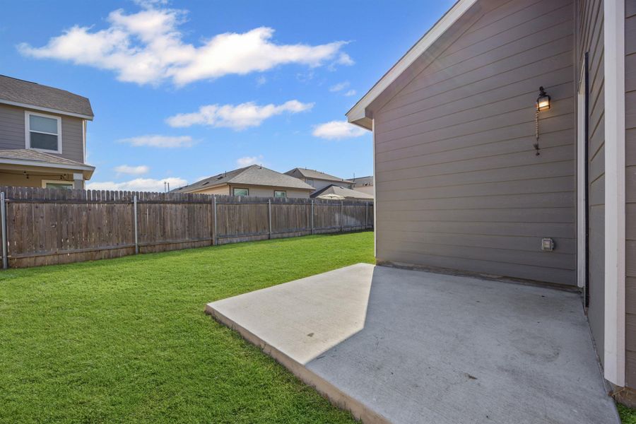 Exterior details and patio area of a home in , Lockhart (Image 2).