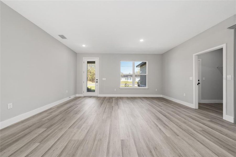 Spacious, unfurnished interior of a new home in , Ocala (Image 14).