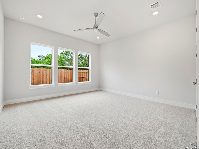 Spacious, unfurnished interior of a new home in Cibolo Crossing, Universal City (Image 14).