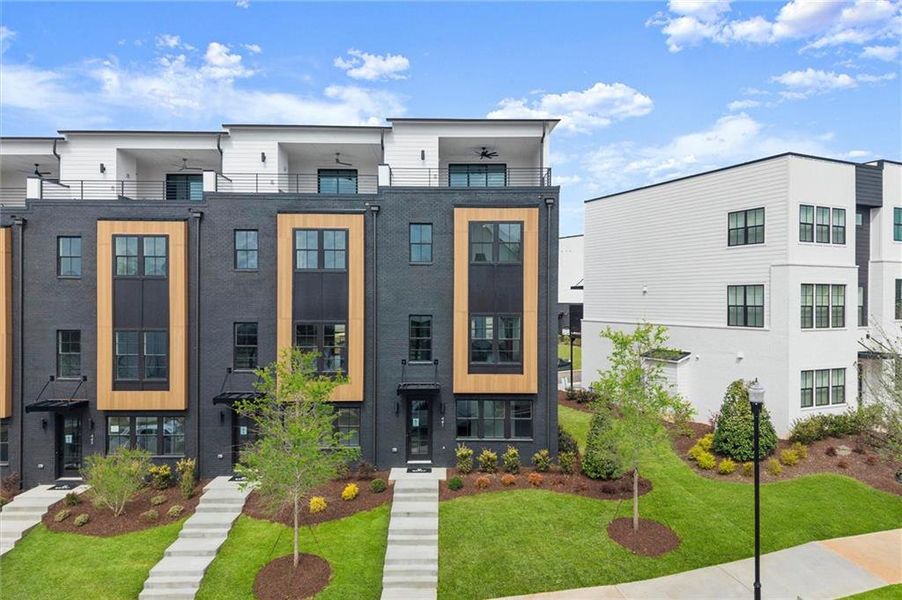 Condo located in Alpharetta, GA showcasing its design and architecture (Image 4).