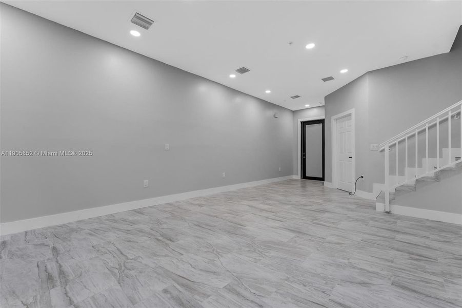 Spacious, unfurnished interior of a new home in , Miami (Image 91).