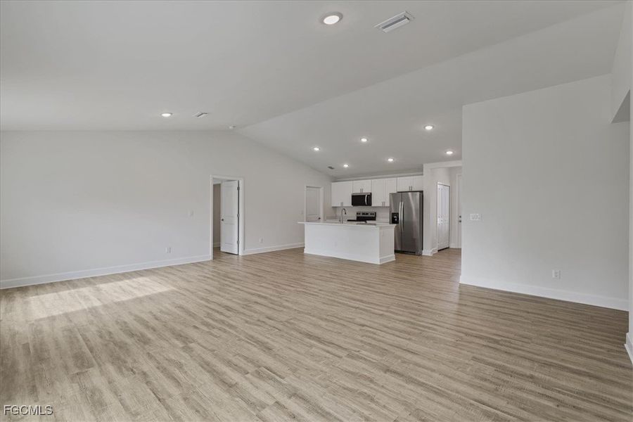 Spacious, unfurnished interior of a new home in Cape Coral, Cape Coral (Image 18).