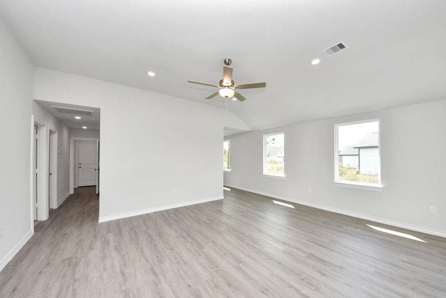 Spacious, unfurnished interior of a new home in Santa Fe, Cleveland (Image 24).