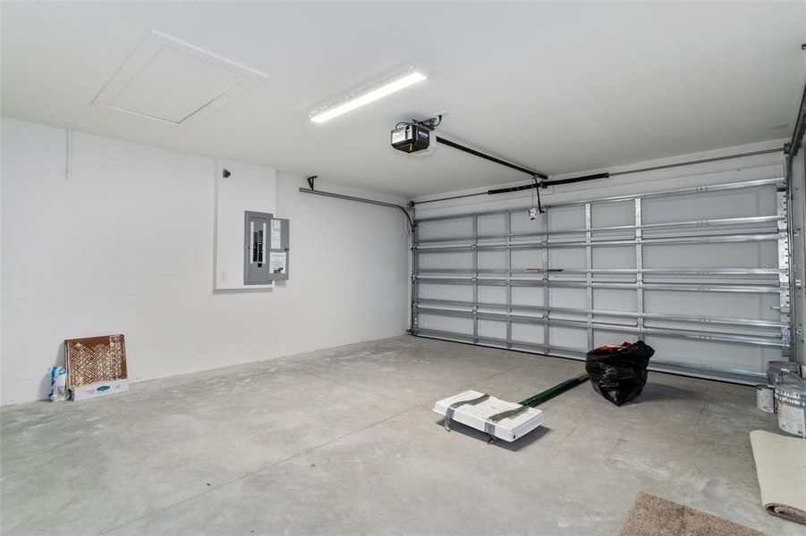 Spacious, unfurnished interior of a new home in , Weeki Wachee (Image 14).