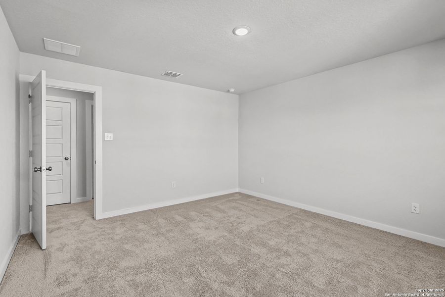 Spacious, unfurnished interior of a new home in Senna, Leon Valley (Image 27).